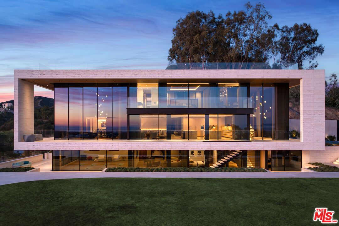 Backyard, Exterior, Facade, Modern