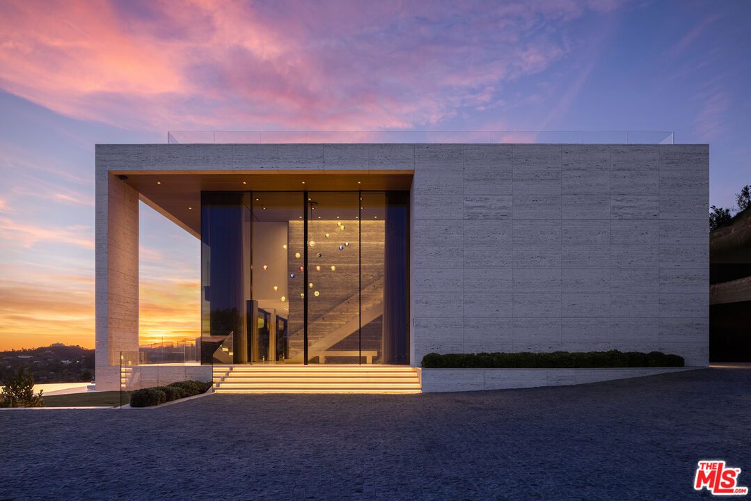 Exterior, Facade, Modern