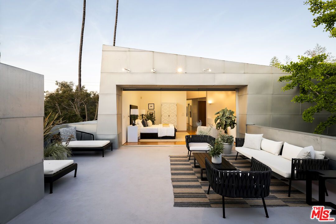 Exterior, Facade, None