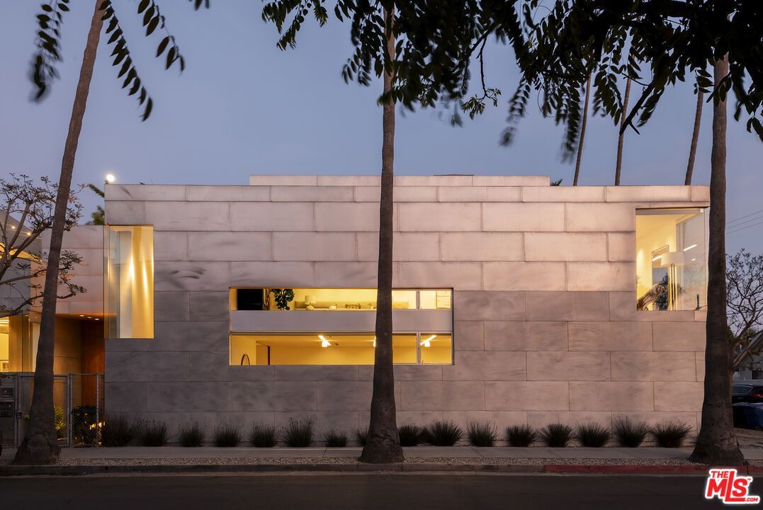 Exterior, Facade, Modern
