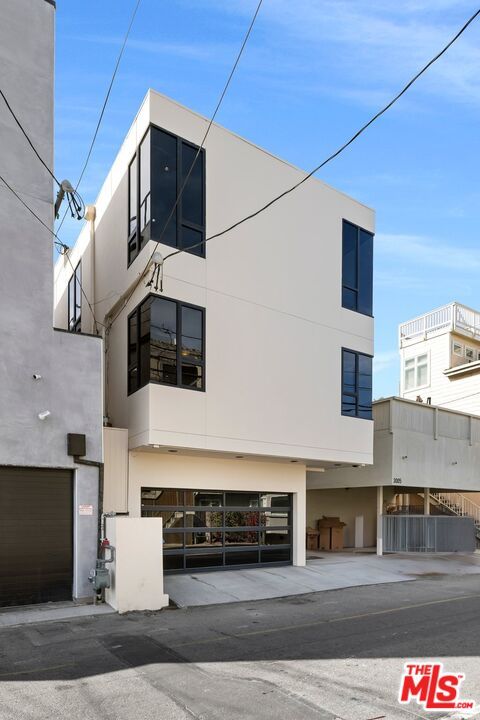 Exterior, Facade, Modern