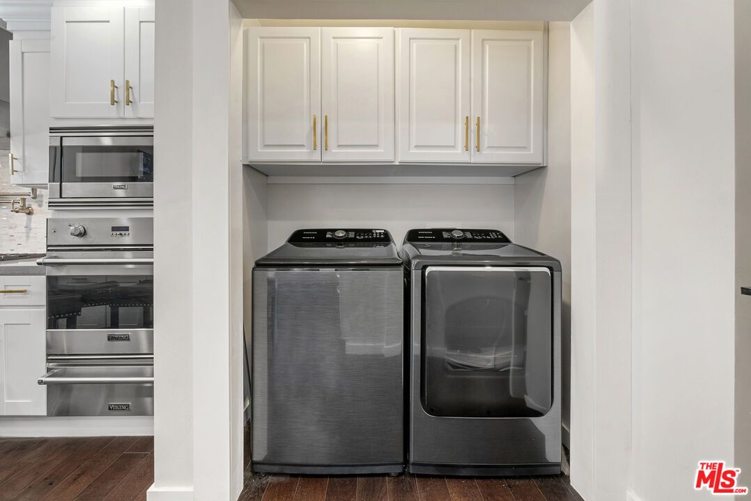 Interior, Stainless Steel Appliances, Washer, Wood Texture Flooring