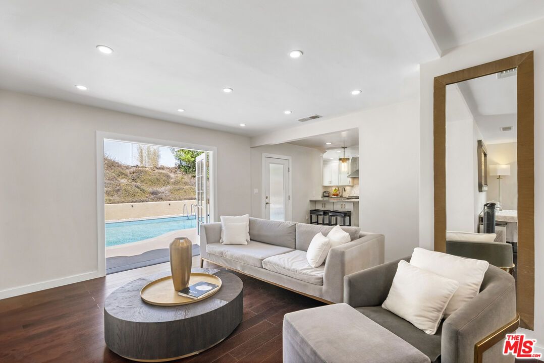 Interior, Living room, Pendant Lights, Recessed Lighting, Wood Texture Flooring