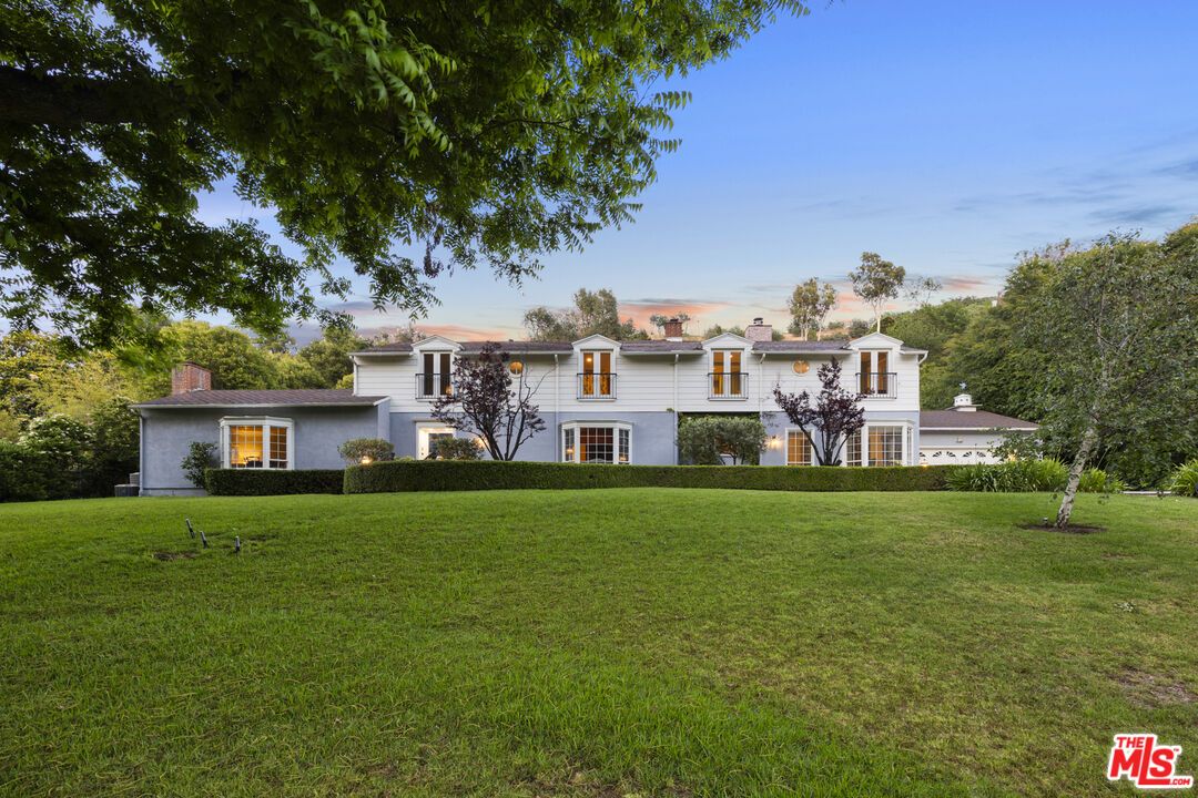 Backyard, Exterior, Facade, Split Level