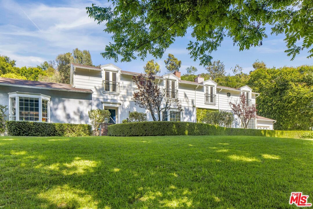 Backyard, Exterior, Facade, Split Level
