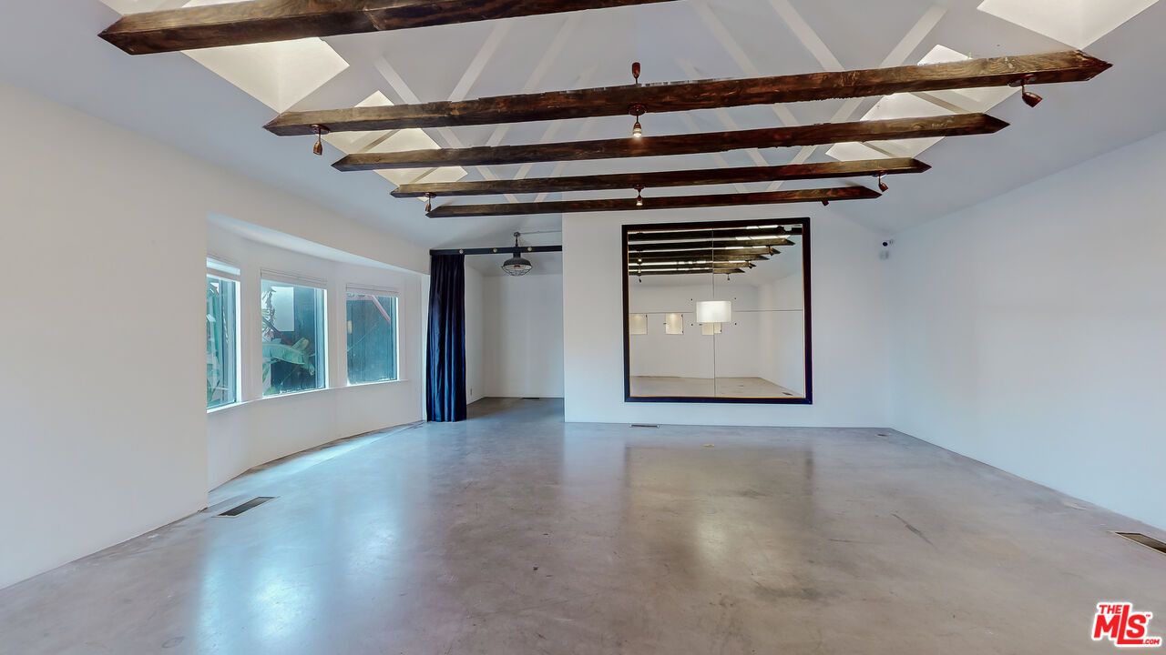 Empty room, Interior, Wooden Beams