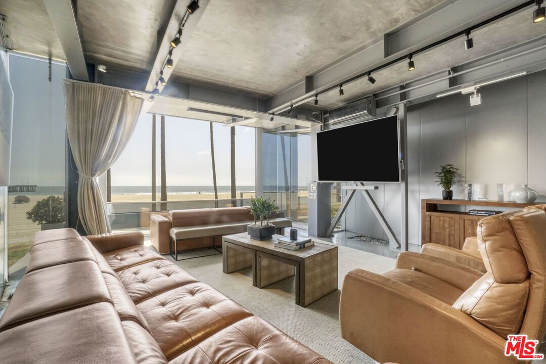 Interior, Living room, Water
