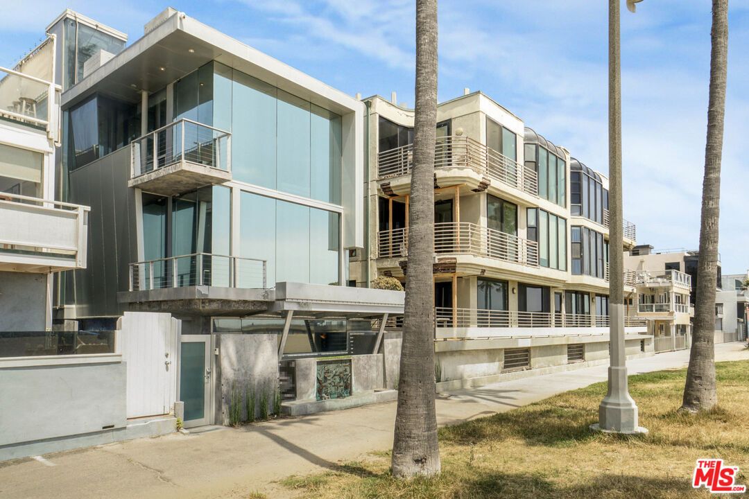 Exterior, Facade, Modern