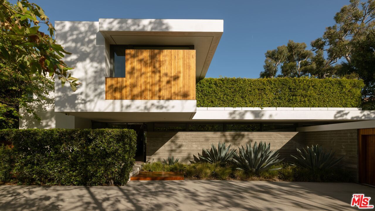 Exterior, Facade, Modern