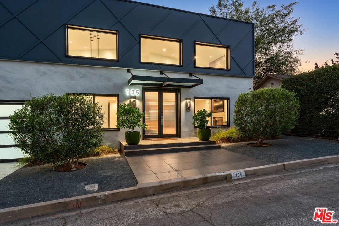 Exterior, Facade, Modern
