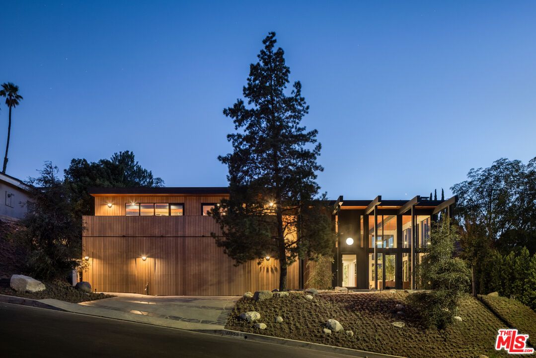 Exterior, Facade, Modern