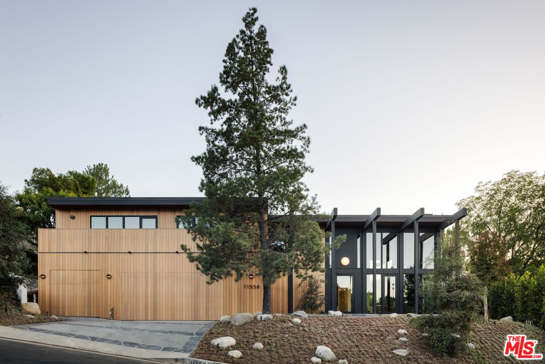 Attached, Exterior, Facade, Modern