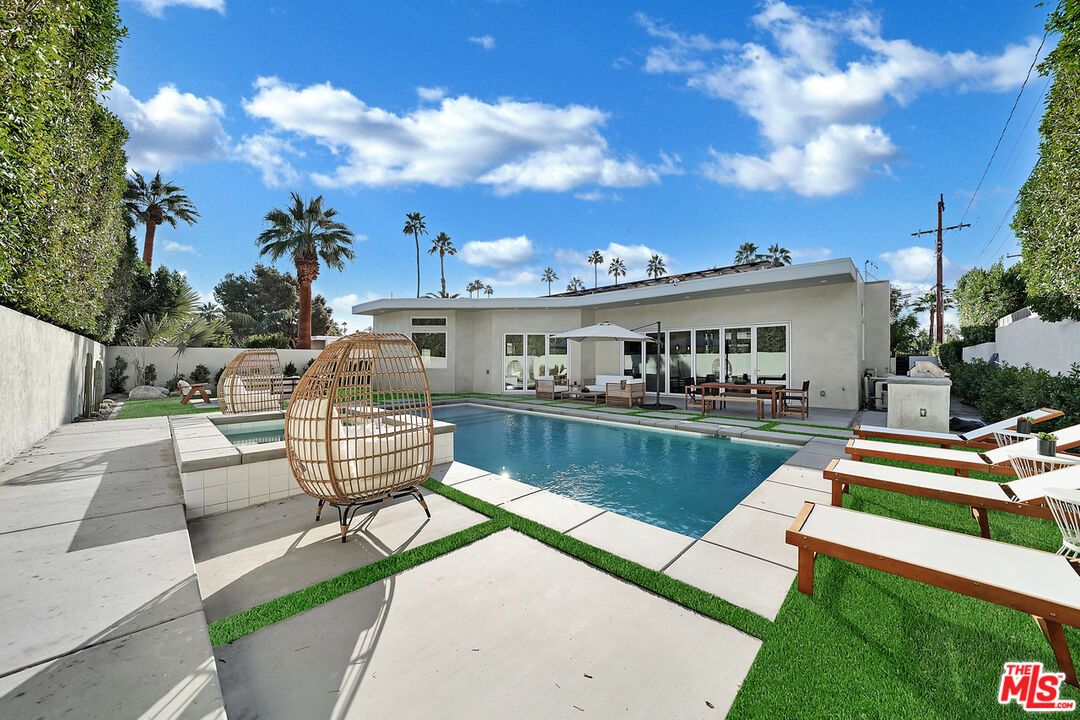 Exterior, Pool