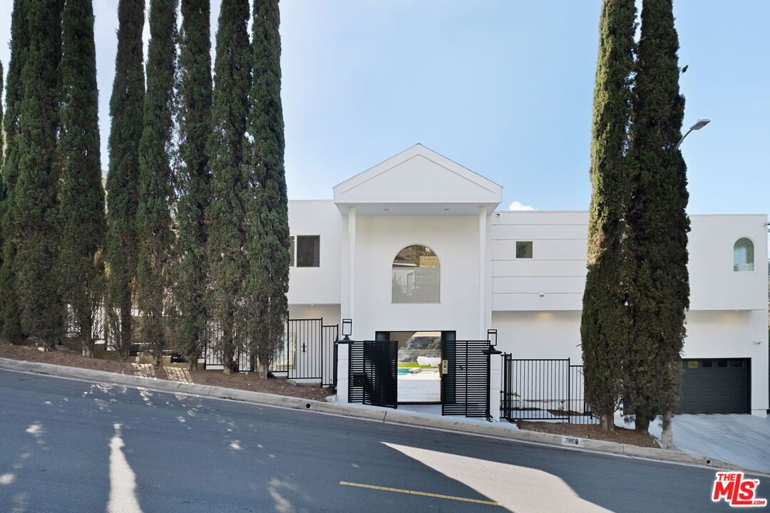 Exterior, Facade, Modern