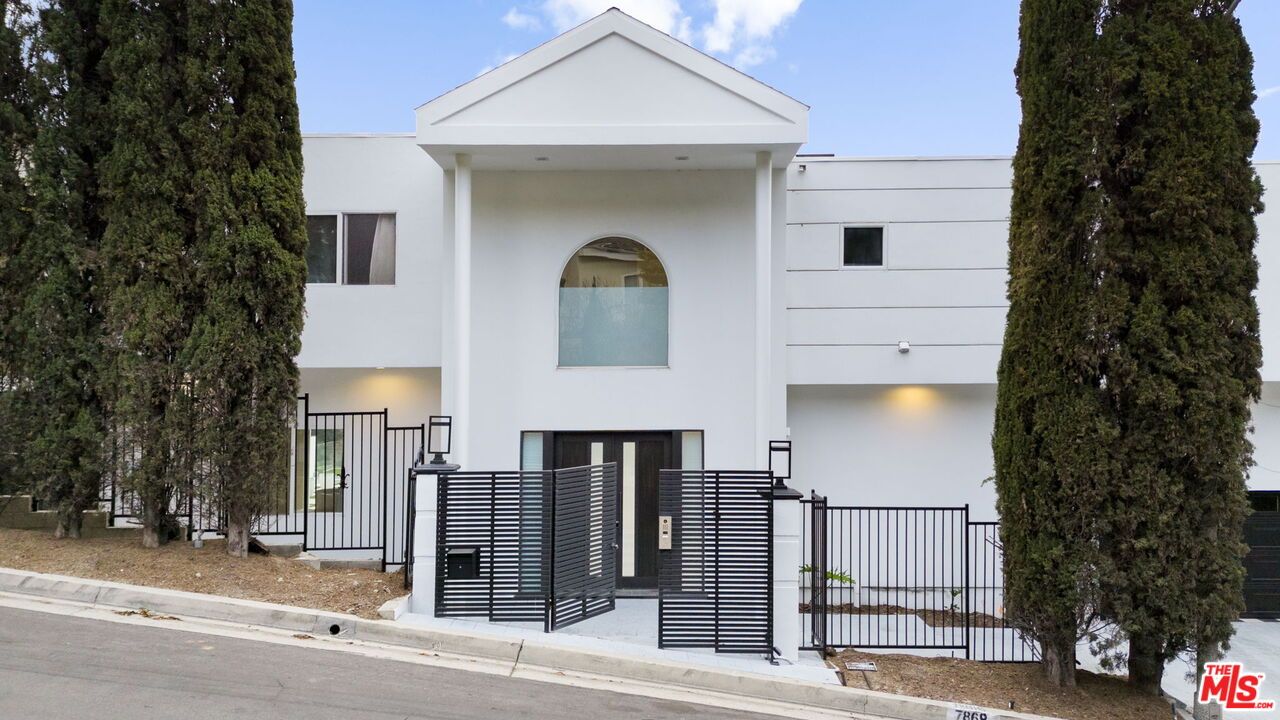 Exterior, Facade, Modern