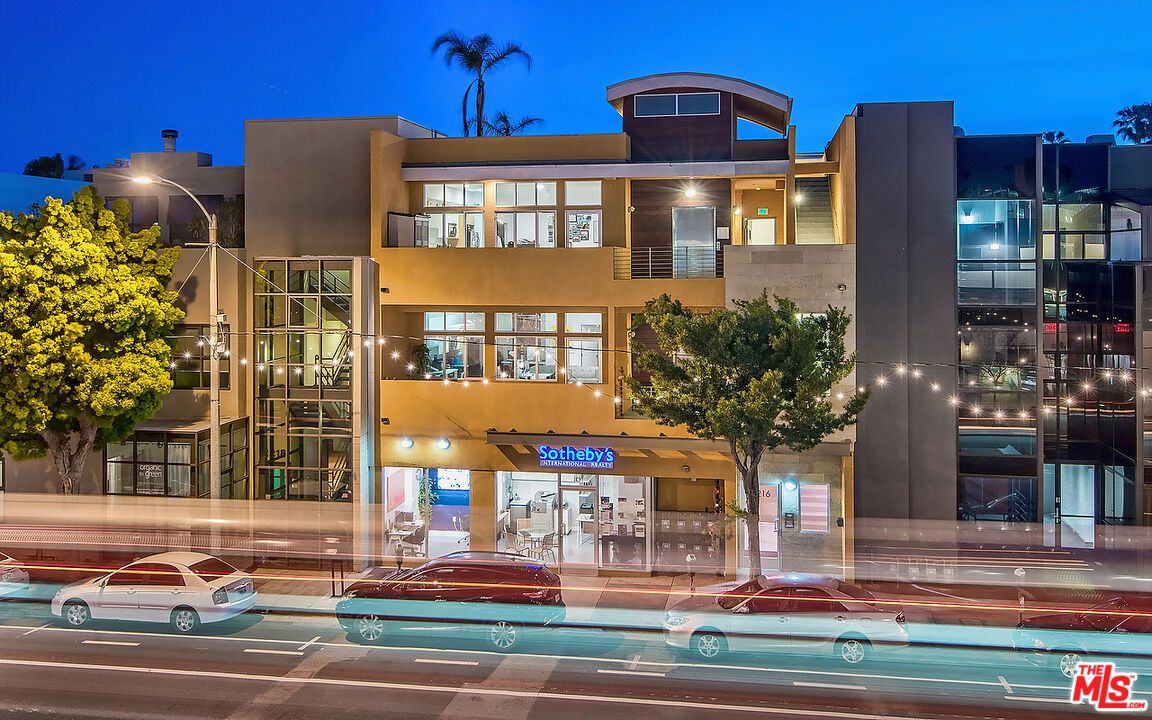 Exterior, Facade, Modern