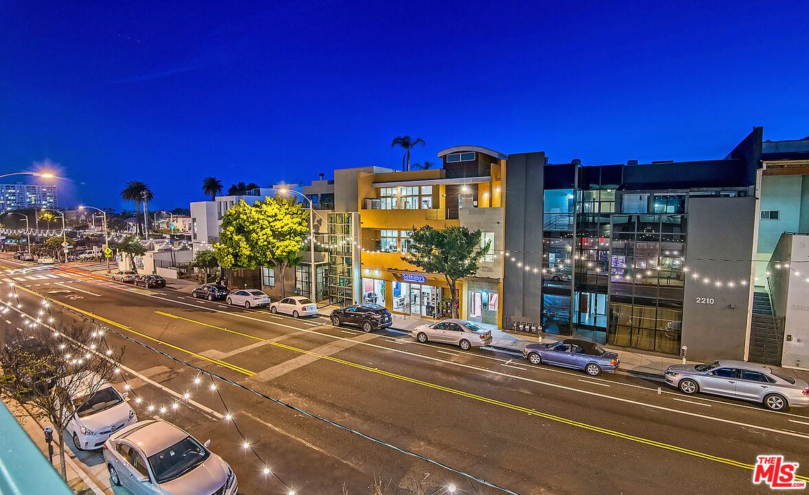 Exterior, Facade, Modern