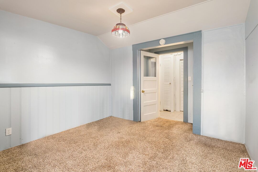 Empty room, Interior, Pendant Lights