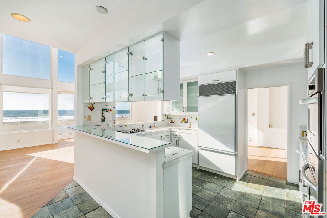 Interior, Kitchen, Recessed Lighting, Water, Wood Texture Flooring