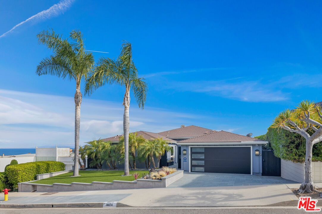 Attached, Exterior, Facade, Ranch