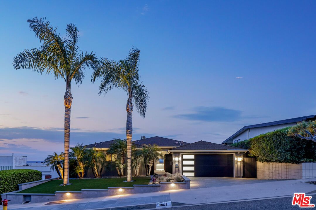 Attached, Exterior, Facade, Ranch