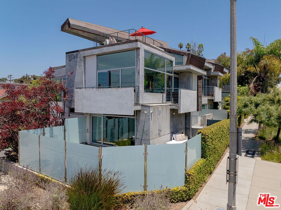 Exterior, Facade, Modern