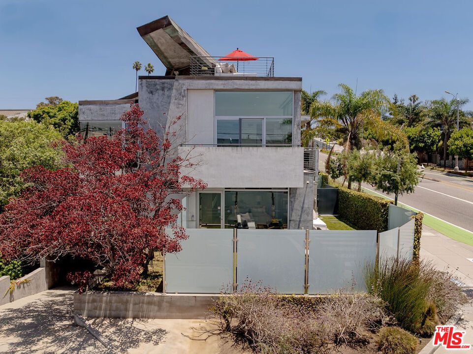 Exterior, Facade, Modern