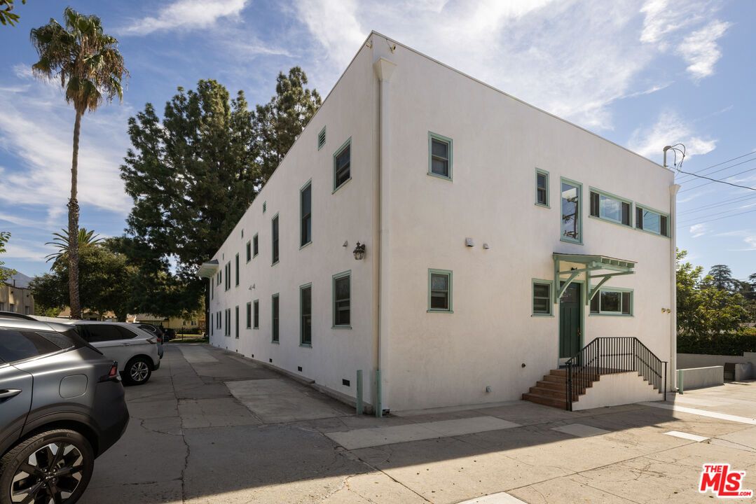 Exterior, Facade, Rowhouse