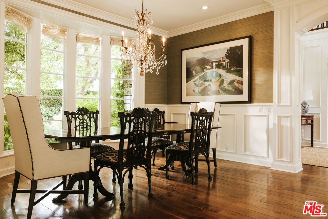 Chandelier, Dining room, Interior, Recessed Lighting, Wood Texture Flooring