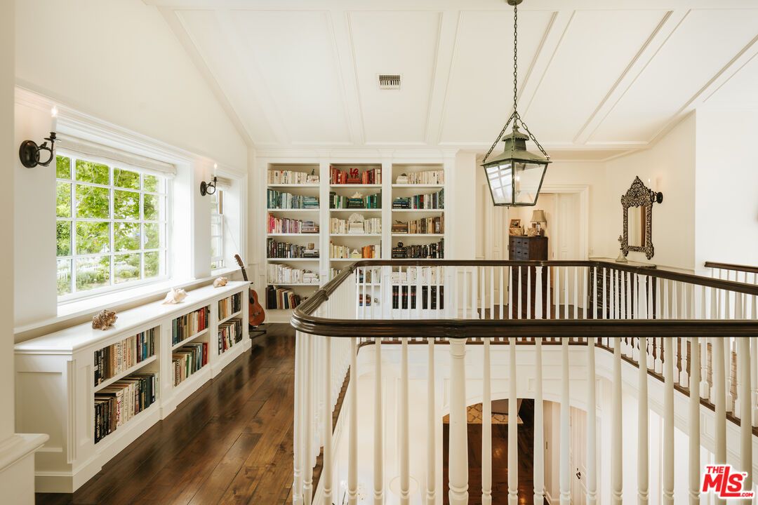 Interior, Pendant Lights, Wood Texture Flooring