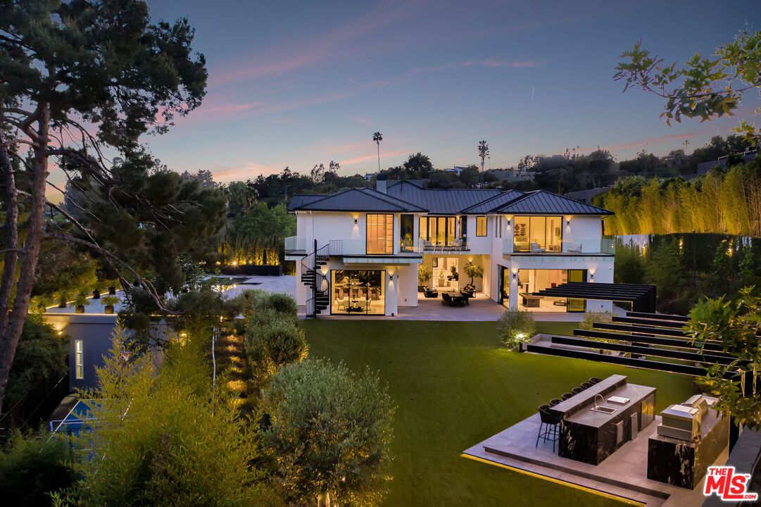 Backyard, Exterior, Facade, Modern