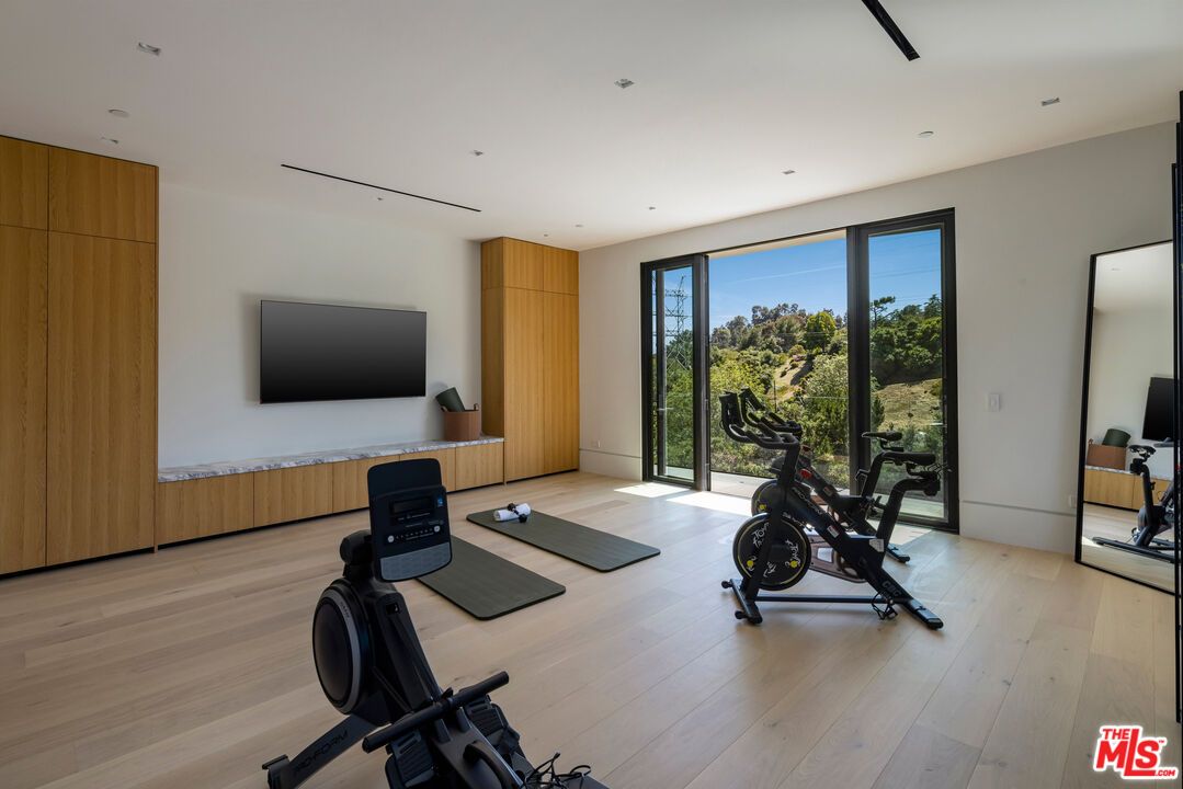 Fitness Equipment, Interior, Recessed Lighting, Wood Texture Flooring