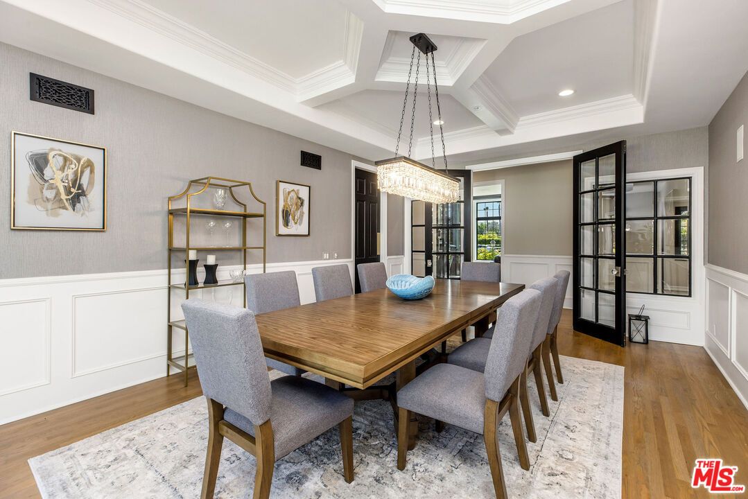 Chandelier, Dining room, Interior, Recessed Lighting, Wood Texture Flooring