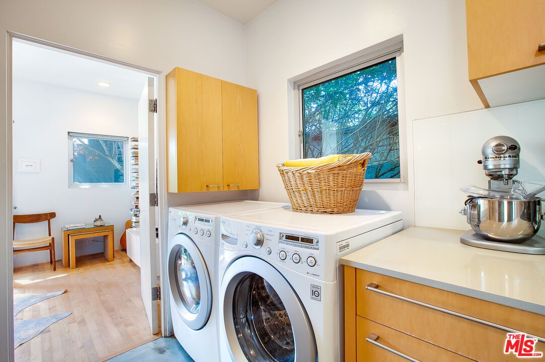 Interior, Recessed Lighting, Washer, Wood Texture Flooring