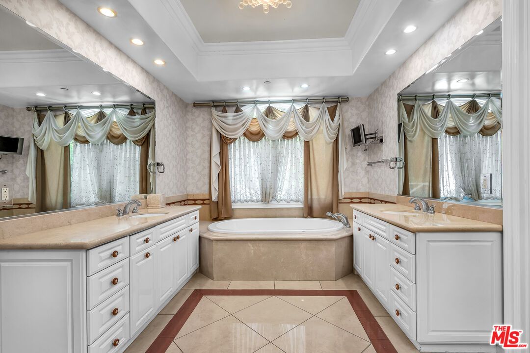 Bathroom, Dual Sink Vanities, Interior, Recessed Lighting