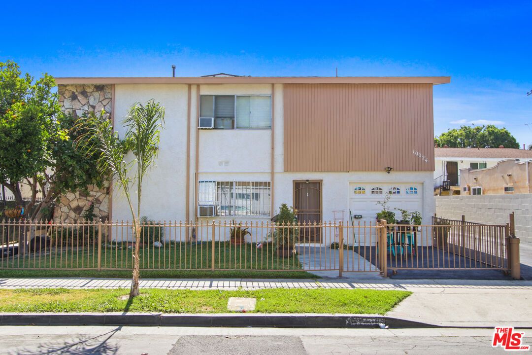 Exterior, Facade, Modern