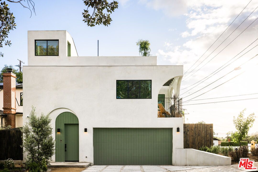 Attached, Exterior, Facade, Modern