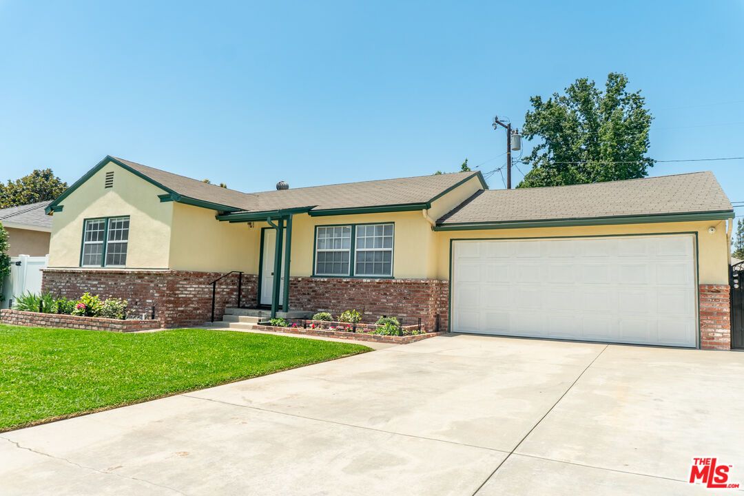 Attached, Exterior, Facade, Brick Facade, Ranch