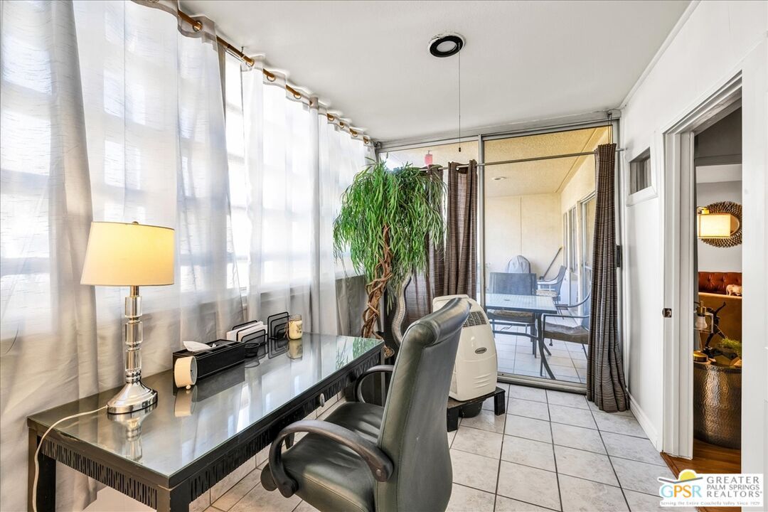 Home Office, Interior