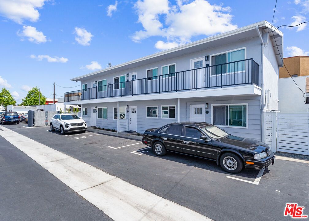 Exterior, Facade, Modern
