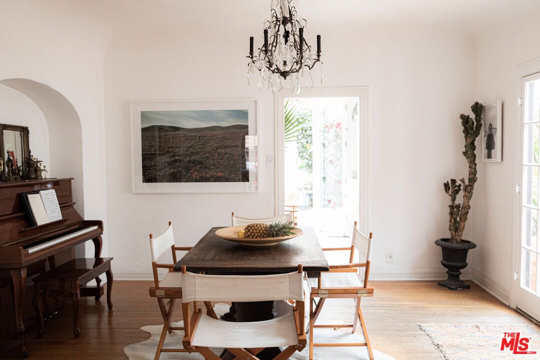 Chandelier, Dining room, Interior, Piano, Wood Texture Flooring