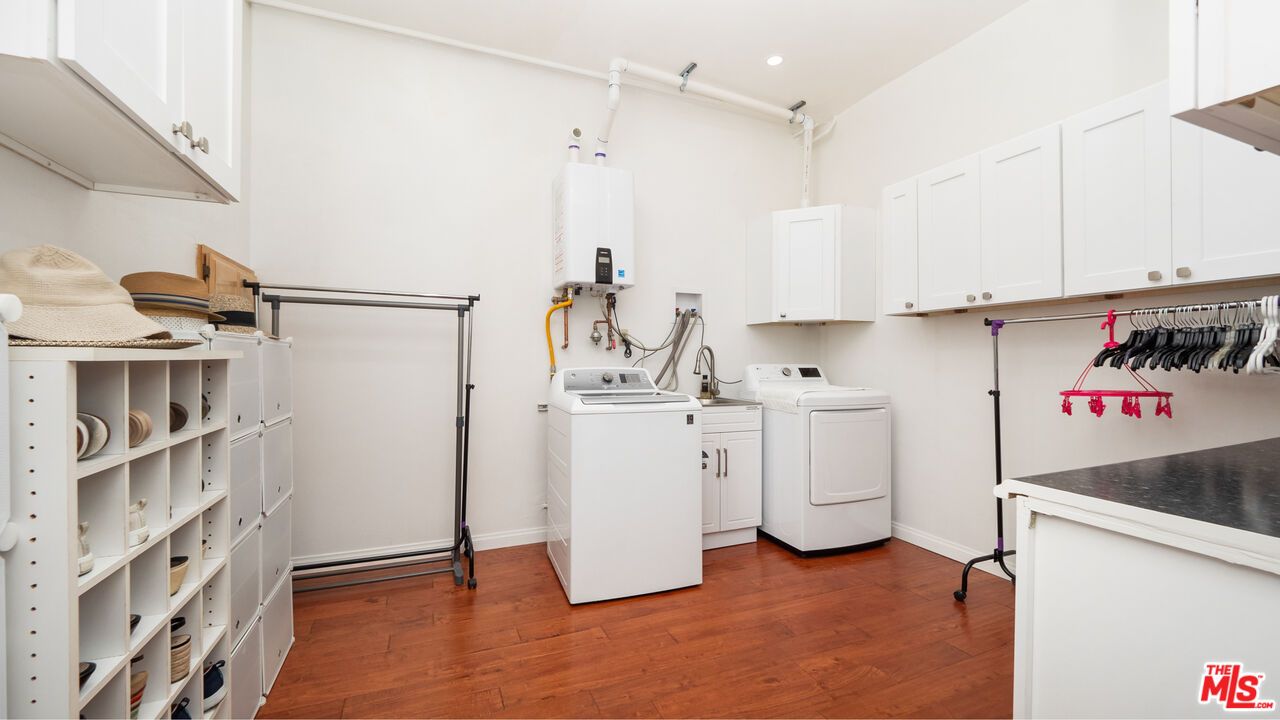 Interior, Recessed Lighting, Washer, Wood Texture Flooring