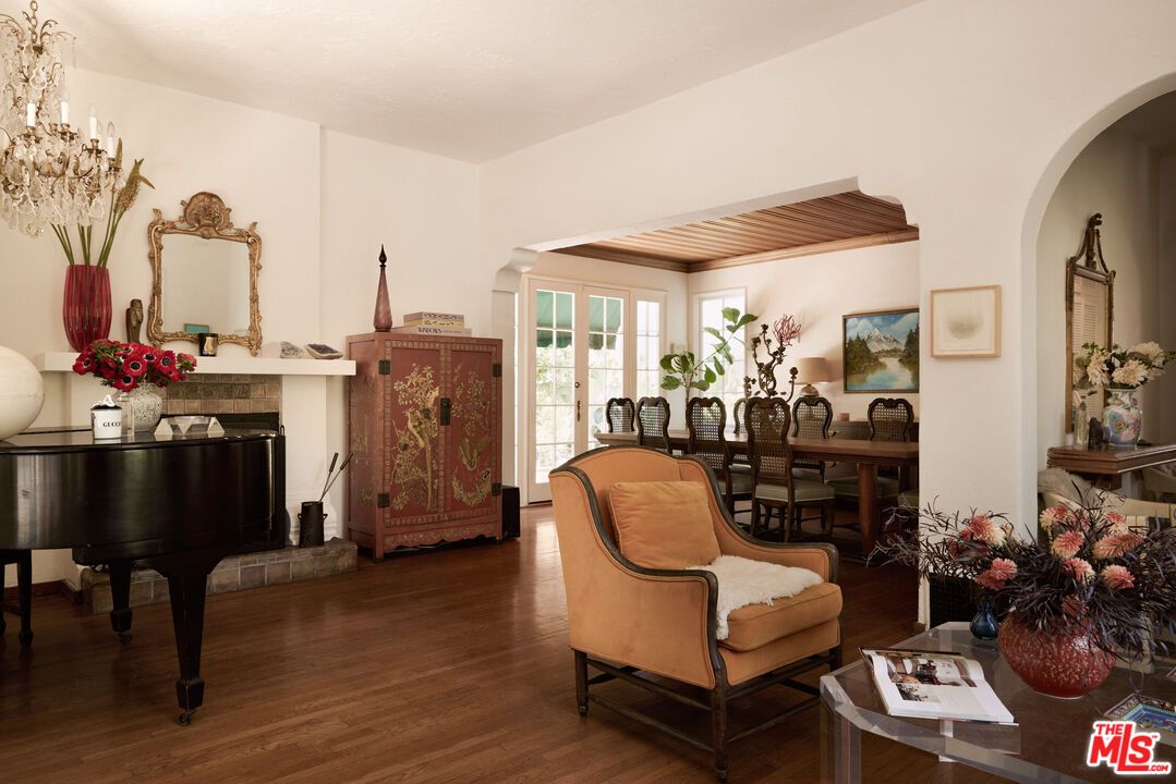Chandelier, Dining room, Interior, Piano, Wood Texture Flooring