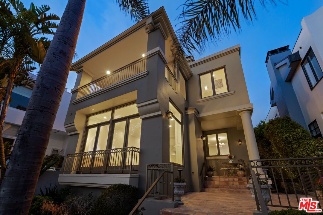 Exterior, Facade, Modern