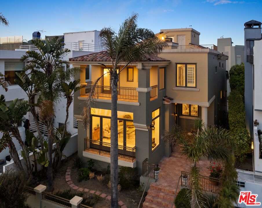Exterior, Facade, Modern