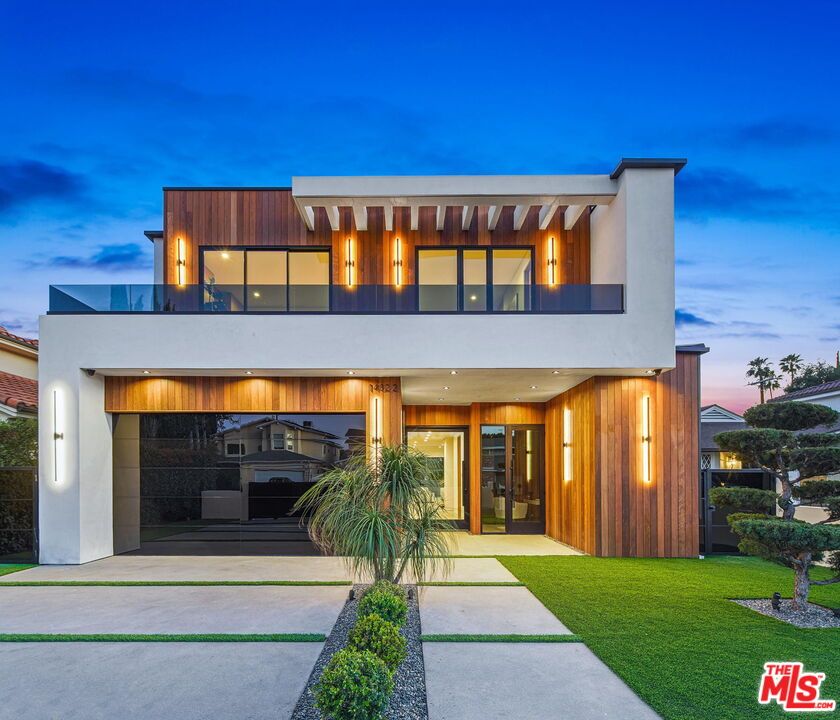 Attached, Backyard, Exterior, Facade, Modern