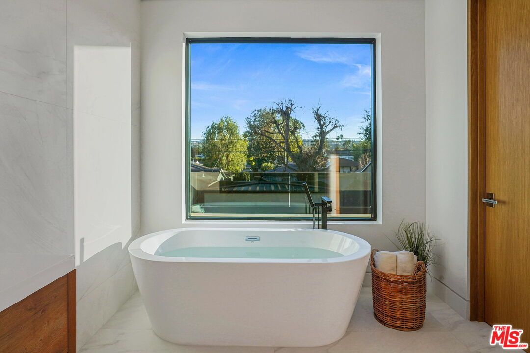 Bathroom, Free Standing Baths, Interior, Marble, Marble Walls