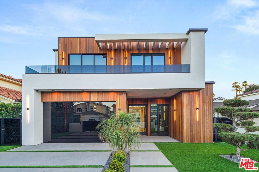 Exterior, Facade, Modern