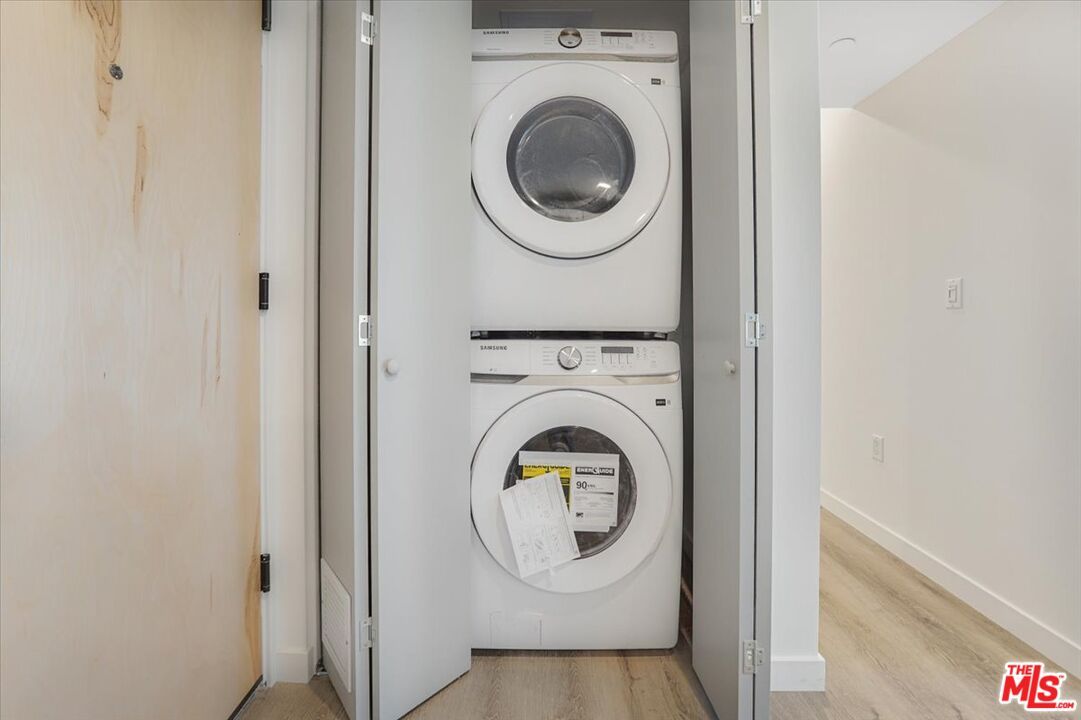 Interior, Utility Closets, Washer, Wood Texture Flooring