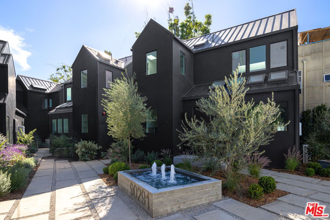 Exterior, Facade, Modern